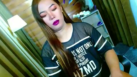 Snapshot of olivia_the_temptress27 chatting on April 26, 8:23 am Miss OLIVIA online show from April 26, 8:23 am