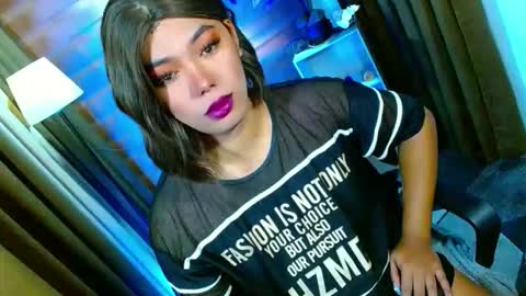 Snapshot of olivia_the_temptress27 chatting on May 18, 5:46 am Miss OLIVIA online show from May 18, 5:46 am