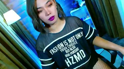 Snapshot of olivia_the_temptress27 chatting on May 19, 5:47 am Miss OLIVIA online show from May 19, 5:47 am