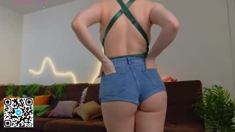 Snapshot of oliviabr0wn chatting on February 26, 2:32 am Olivia online show from February 26, 2:32 am