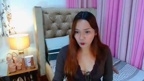 Snapshot of oliviahutton chatting on May 12, 12:52 am oliviahutton online show from May 12, 12:52 am