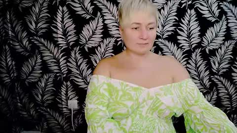 Snapshot of oliviaoskar_ chatting on December 16, 3:43 pm Kelly online show from December 16, 3:43 pm