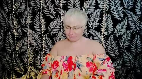 Snapshot of oliviaoskar_ chatting on April 3, 9:51 am Kelly online show from April 3, 9:51 am