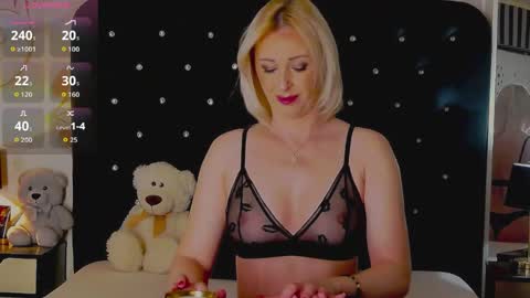 Snapshot of oliviashaw22 chatting on April 29, 8:15 pm Olivia online show from April 29, 8:15 pm