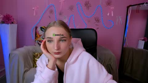 Ollivia online show from May 2, 9:14 am