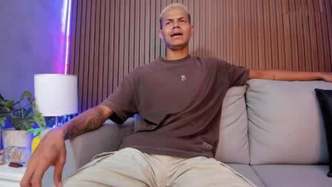 Snapshot of omen20_ chatting on April 9, 1:05 pm Omen online show from April 9, 1:05 pm