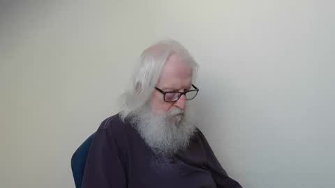 Snapshot of onanister chatting on April 25, 5:21 am Somewhere over the rainbow online show from April 25, 5:21 am