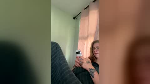 Snapshot of oohlarae22 chatting on July 2, 12:55 pm oohlarae22 online show from July 2, 12:55 pm