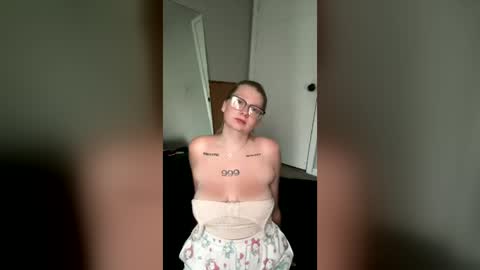 Snapshot of oohlarae22 chatting on July 6, 11:18 am oohlarae22 online show from July 6, 11:18 am