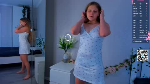Snapshot of orivienne chatting on May 8, 3:06 pm Dolores online show from May 8, 3:06 pm