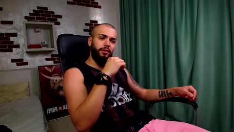 OscarWills online show from May 15, 4:52 am