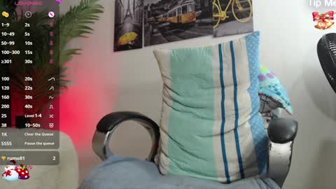 Snapshot of oso_gael chatting on December 8, 9:19 pm Bear Gael online show from December 8, 9:19 pm