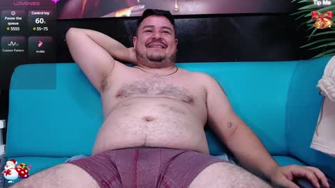 Snapshot of oso_gael chatting on December 19, 9:17 pm Bear Gael online show from December 19, 9:17 pm