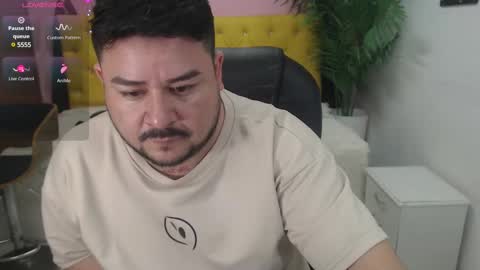 Snapshot of oso_gael chatting on February 27, 5:36 pm Bear Gael online show from February 27, 5:36 pm