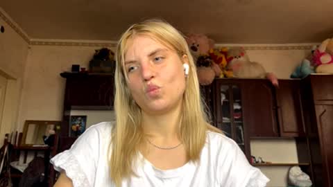 Snapshot of othalook chatting on October 28, 8:51 am Alexa online show from October 28, 8:51 am