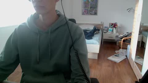 OverkneeBabe online show from December 6, 9:10 am