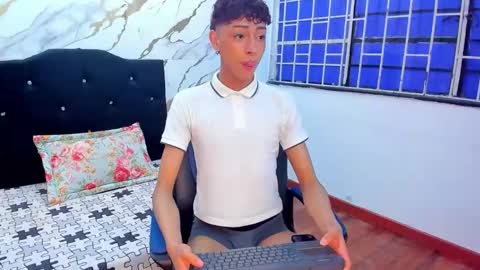 Snapshot of owen_sexy25 chatting on September 17, 10:55 pm sexy owen online show from September 17, 10:55 pm