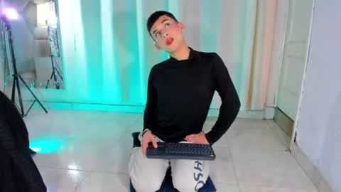 owen_stone1 online show from July 10, 12:26 am