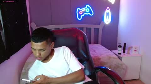 Snapshot of owenstone chatting on December 20, 1:14 am OWEN online show from December 20, 1:14 am