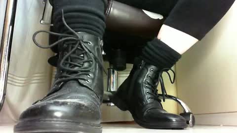 Snapshot of pablomenesssl chatting on March 4, 11:11 pm Pablo Meness online show from March 4, 11:11 pm