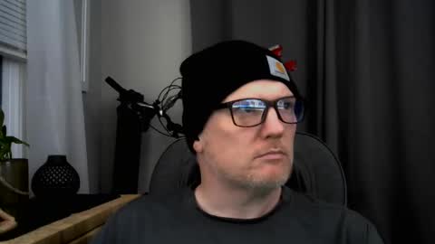 Snapshot of pale_dad_bod chatting on December 4, 3:49 am pale_dad_bod online show from December 4, 3:49 am