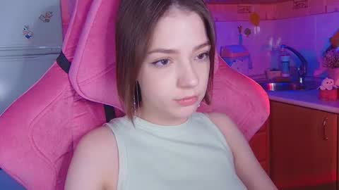 Snapshot of pambeeslyy chatting on July 4, 5:52 pm Pam online show from July 4, 5:52 pm