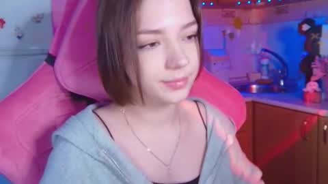 Snapshot of pambeeslyy chatting on July 18, 4:11 pm Pam online show from July 18, 4:11 pm