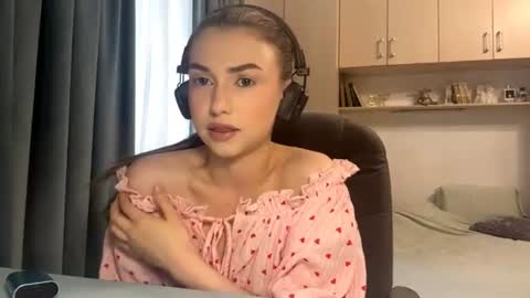 Snapshot of pamulahallquist chatting on June 19, 3:38 pm Lia online show from June 19, 3:38 pm