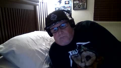 Snapshot of panos678442 chatting on April 21, 6:52 am panos online show from April 21, 6:52 am
