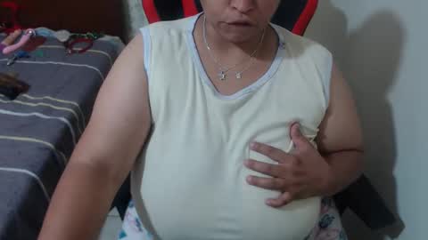 Snapshot of pareja_explosivasexx chatting on May 12, 5:37 am Luna online show from May 12, 5:37 am