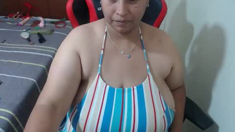 Snapshot of pareja_explosivasexx chatting on May 17, 3:52 pm Luna online show from May 17, 3:52 pm