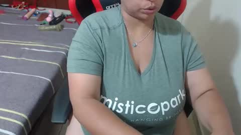 Snapshot of pareja_explosivasexx chatting on May 24, 11:37 am Luna online show from May 24, 11:37 am