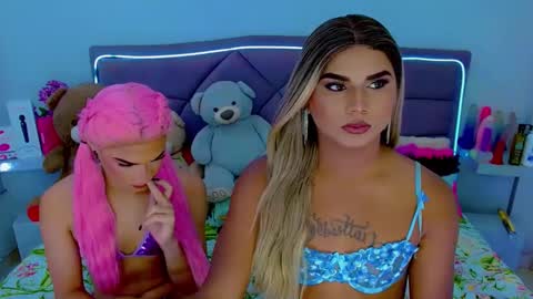 Snapshot of party_duo_trans chatting on October 9, 6:00 am sara y cata online show from October 9, 6:00 am