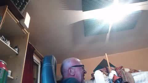 Snapshot of pc8474408 chatting on April 19, 12:33 am pc8474408 online show from April 19, 12:33 am