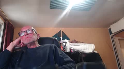 Snapshot of pc8474408 chatting on May 4, 3:52 pm pc8474408 online show from May 4, 3:52 pm