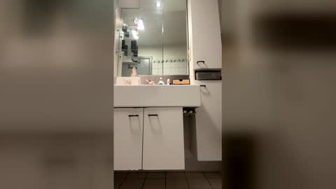 Snapshot of pe770100 chatting on April 13, 6:08 am pe770100 online show from April 13, 6:08 am