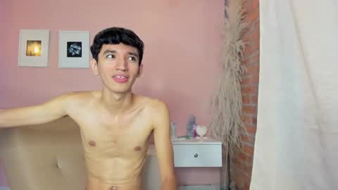 Snapshot of peach_tyron chatting on January 6, 10:58 pm peach tyron online show from January 6, 10:58 pm