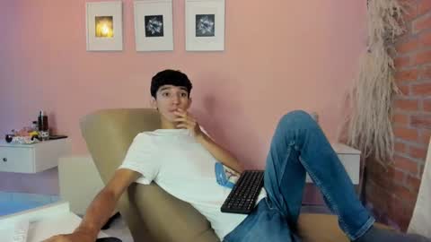 Snapshot of peach_tyron chatting on January 10, 12:58 pm peach tyron online show from January 10, 12:58 pm