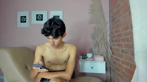 Snapshot of peach_tyron chatting on February 1, 11:06 pm peach tyron online show from February 1, 11:06 pm