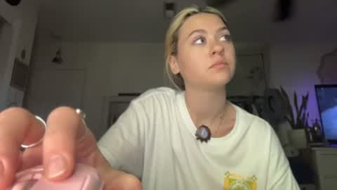 Snapshot of peachesncreampiezz chatting on June 20, 10:01 pm peachesncreampiezz online show from June 20, 10:01 pm