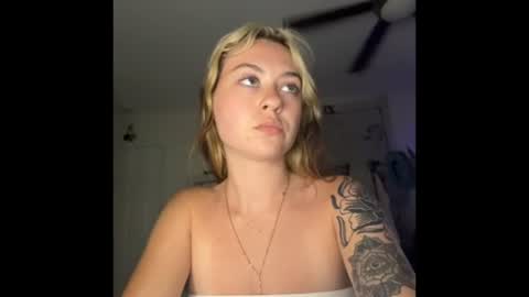 Snapshot of peachesncreampiezz chatting on June 22, 7:55 pm peachesncreampiezz online show from June 22, 7:55 pm