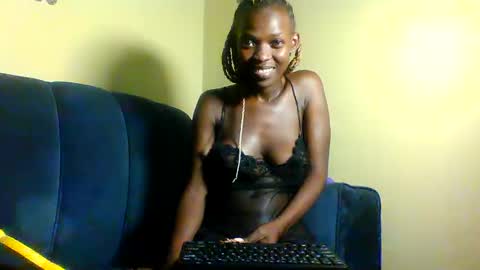 Snapshot of peachy_mummie chatting on October 4, 8:12 am peachie online show from October 4, 8:12 am
