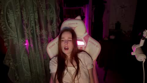 Snapshot of pearlprincess_ chatting on April 22, 10:55 pm Adelina online show from April 22, 10:55 pm