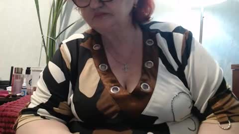 Snapshot of peggysoft chatting on May 4, 5:42 pm PeggySoft online show from May 4, 5:42 pm