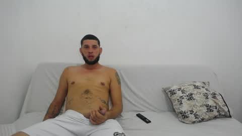 independent model online show from May 11, 4:40 am