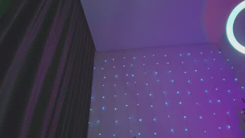 Dia  online show from December 8, 9:30 pm