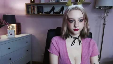 Snapshot of perfect_madeline chatting on December 23, 3:44 pm Madeline online show from December 23, 3:44 pm