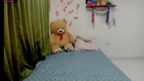 Snapshot of perla_brunette1 chatting on February 1, 2:32 am perla online show from February 1, 2:32 am