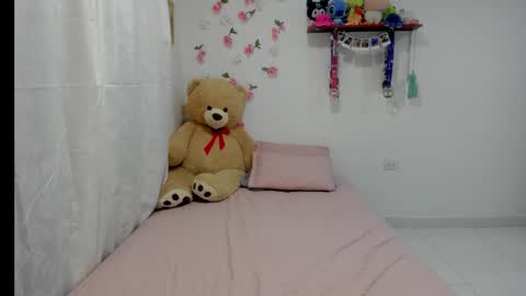 Snapshot of perla_brunette1 chatting on February 7, 3:54 am perla online show from February 7, 3:54 am