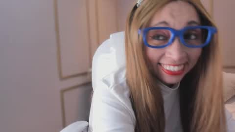 PerlaPreciosa online show from February 1, 4:00 am